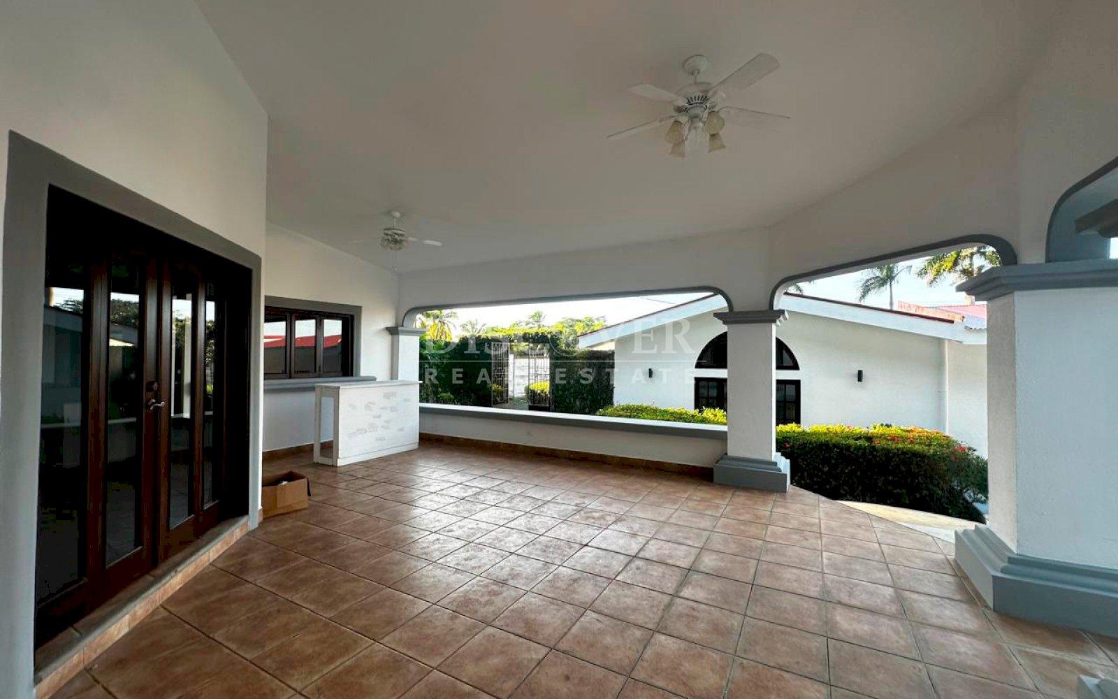  Spacious house for sale/for rent on Carretera Vieja to León