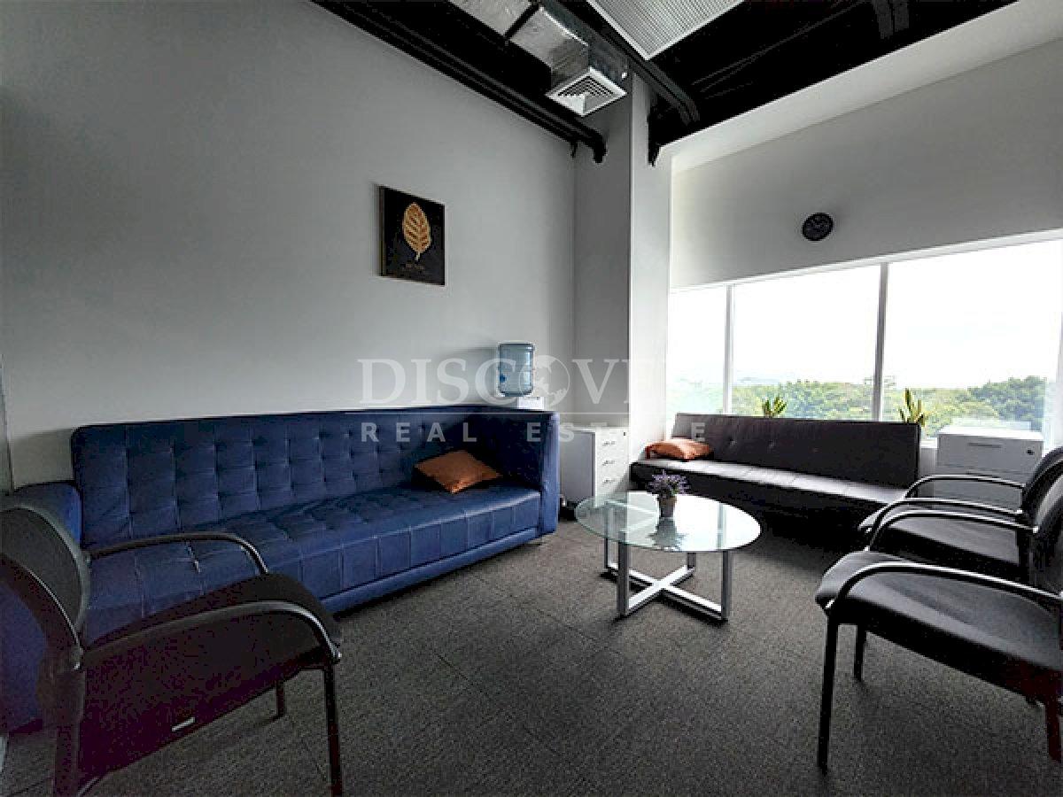 Office spaces for rent in a corporate building on Pista Suburbana