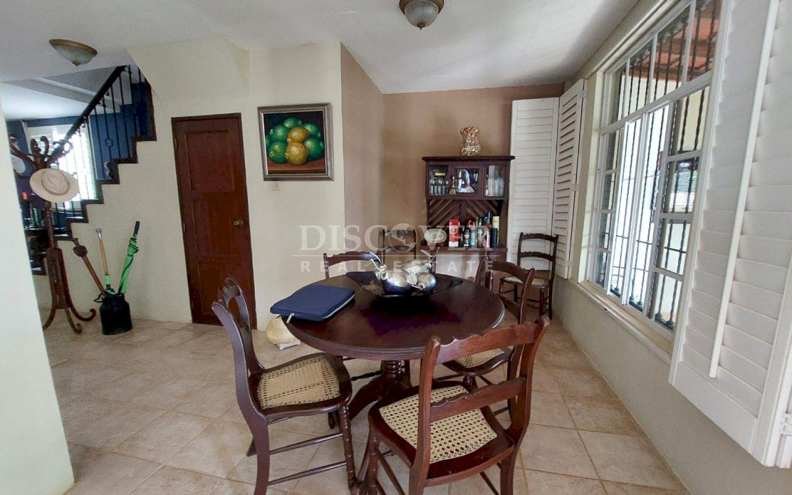  2-story house for sale in Villa Fontana.