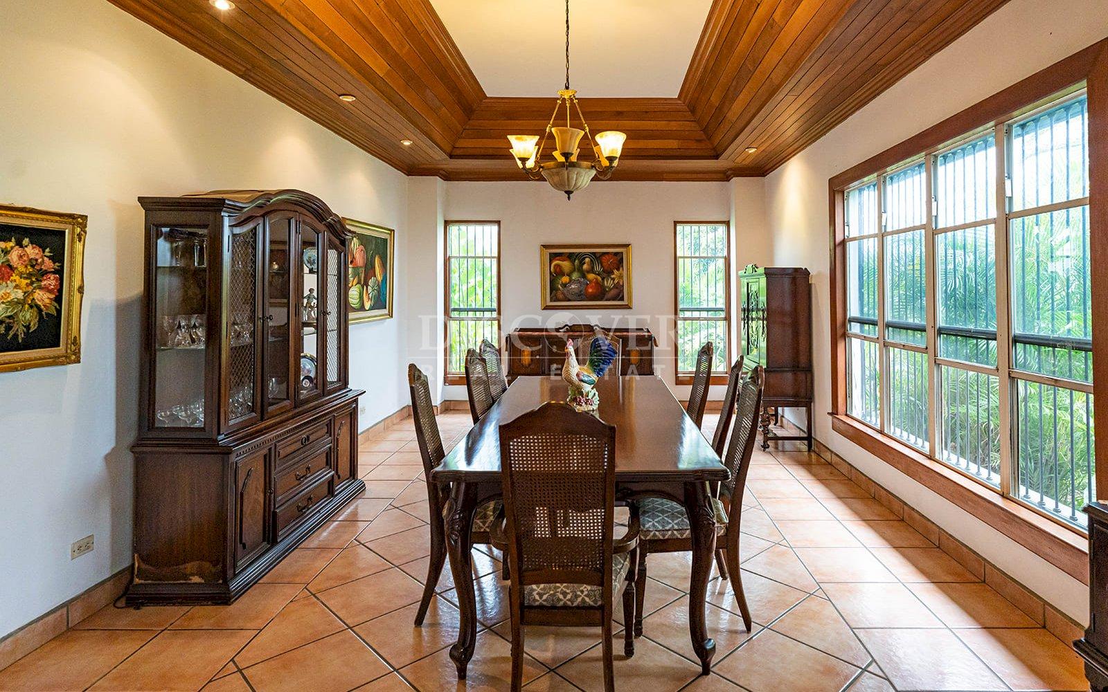  Exceptional Residence for Sale with Panoramic Views and Independent Apartment in Carretera Sur.