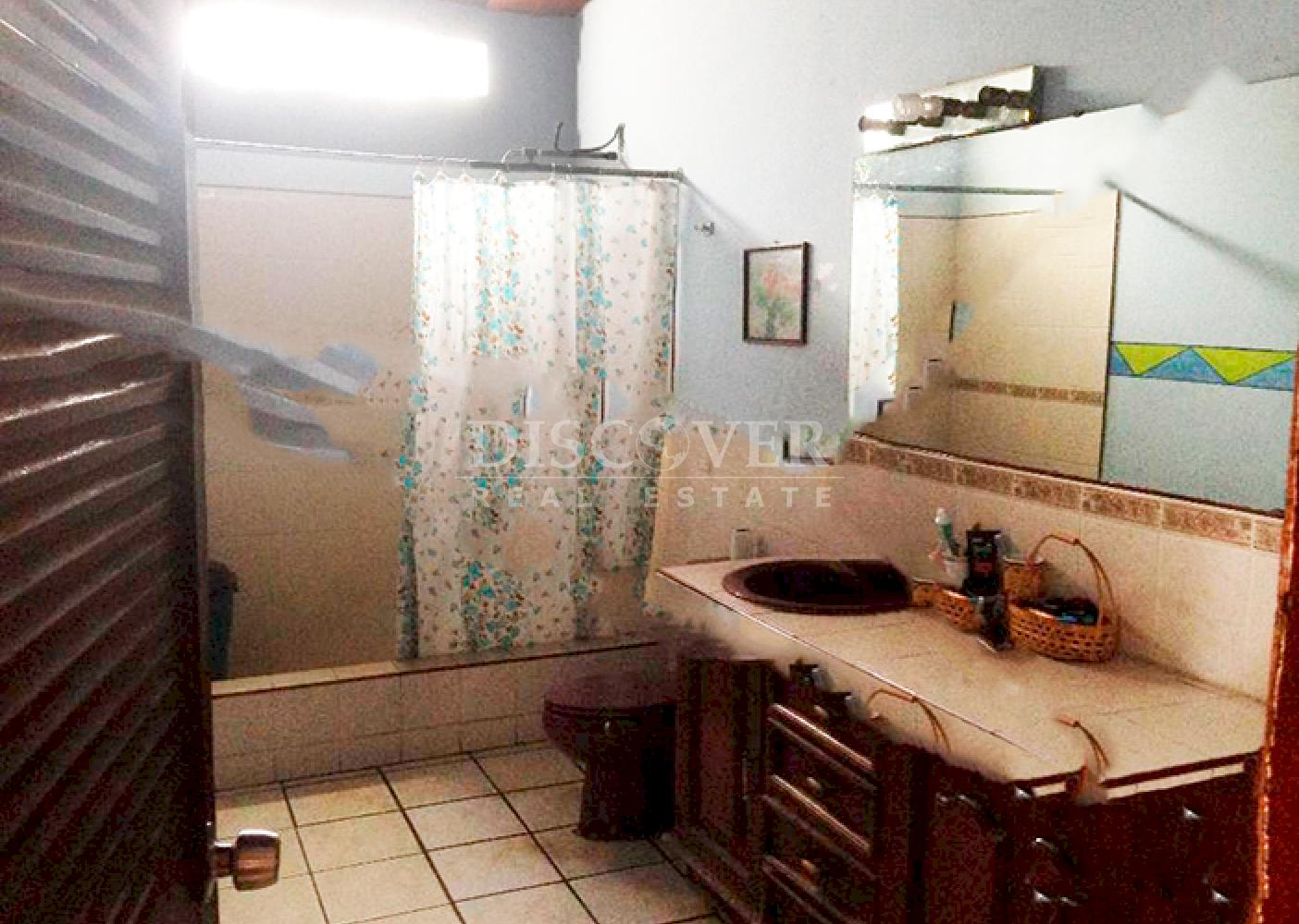 Se vende amplia casa en Bolonia