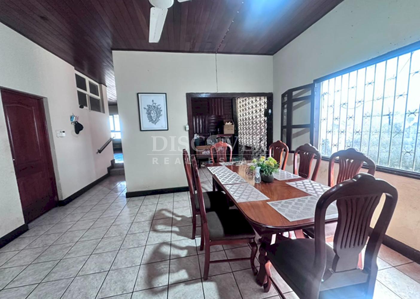 Se vende amplia casa en Bolonia