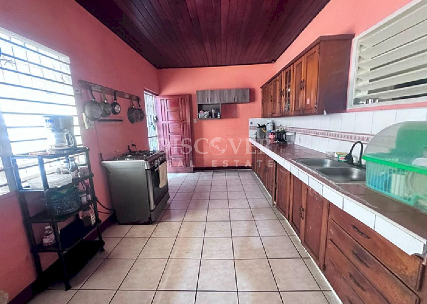 Se vende amplia casa en Bolonia