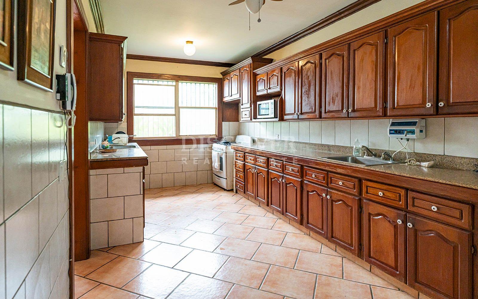  Exceptional Residence for Sale with Panoramic Views and Independent Apartment in Carretera Sur.