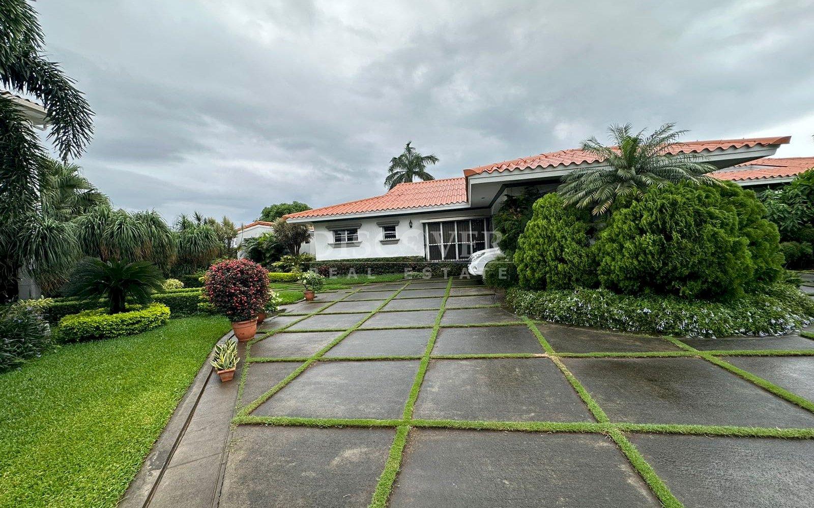  Exceptional Residence for Sale with Panoramic Views and Independent Apartment in Carretera Sur.