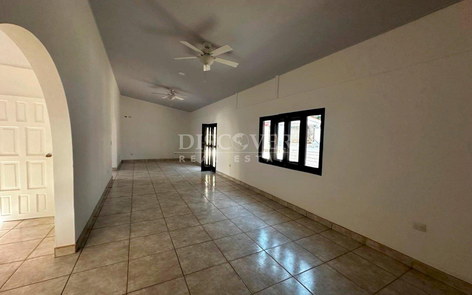  Spacious house for sale/for rent on Carretera Vieja to León