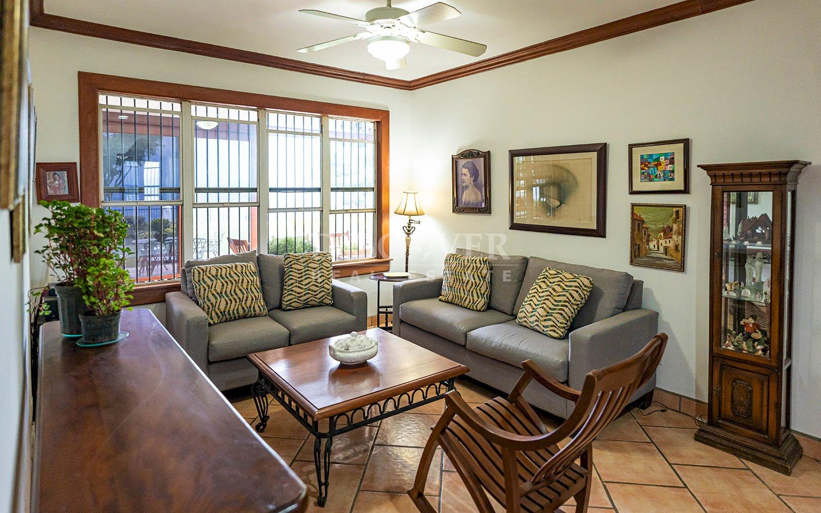  Exceptional Residence for Sale with Panoramic Views and Independent Apartment in Carretera Sur.