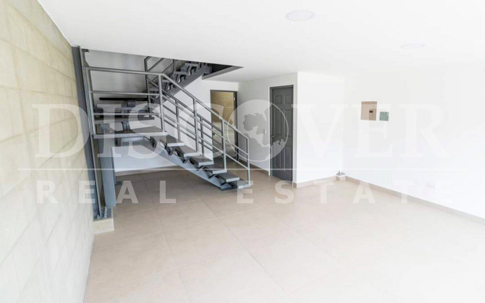 Renta de local, con espacio para oficina y almacenaje. - Discovernica