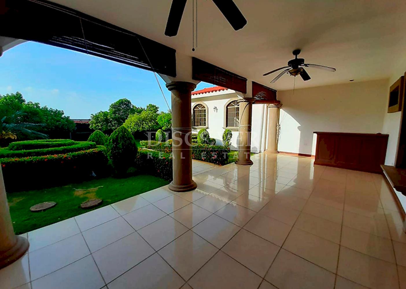  Lake view house for rent in Las Cumbres 