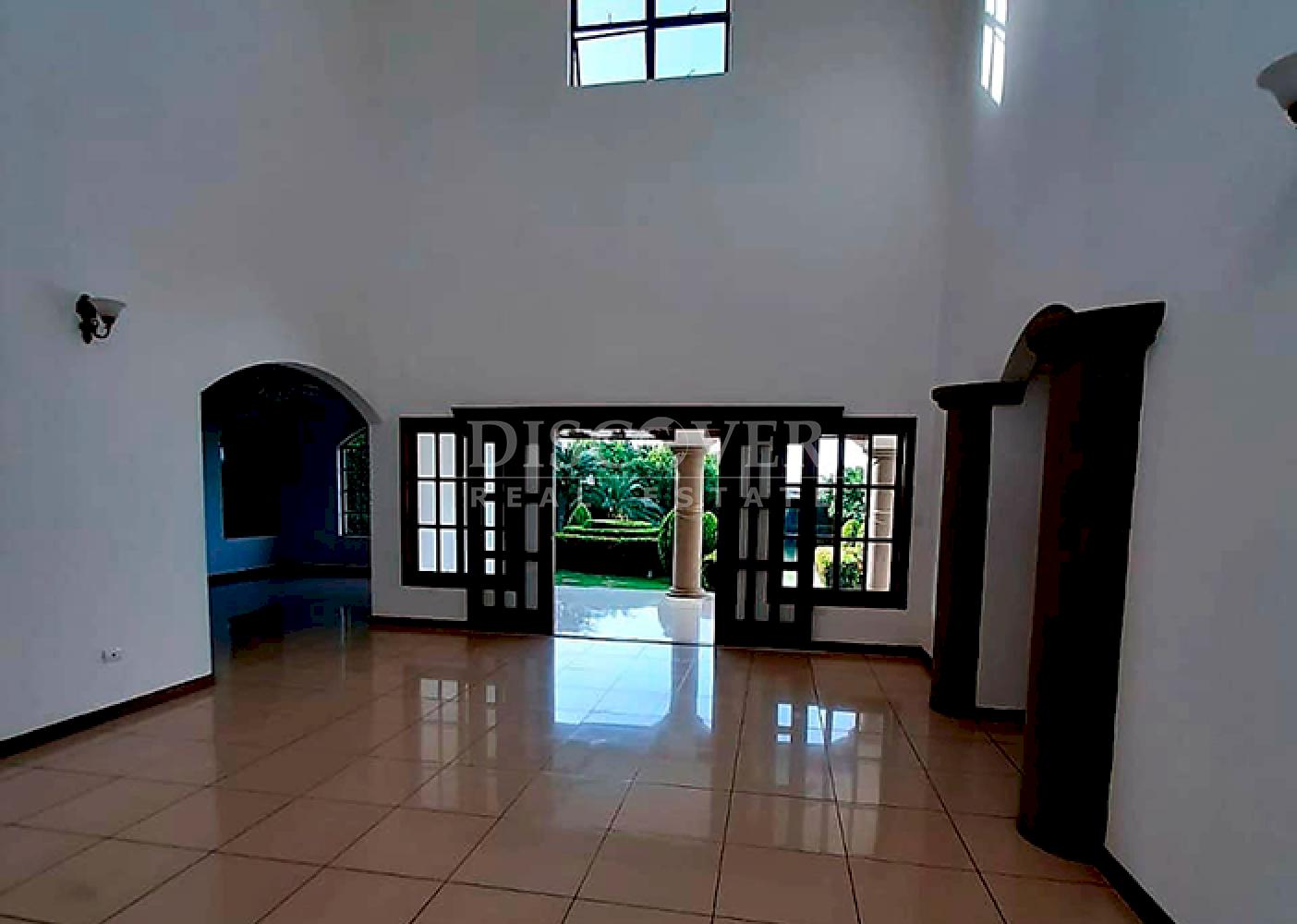  Lake view house for rent in Las Cumbres 