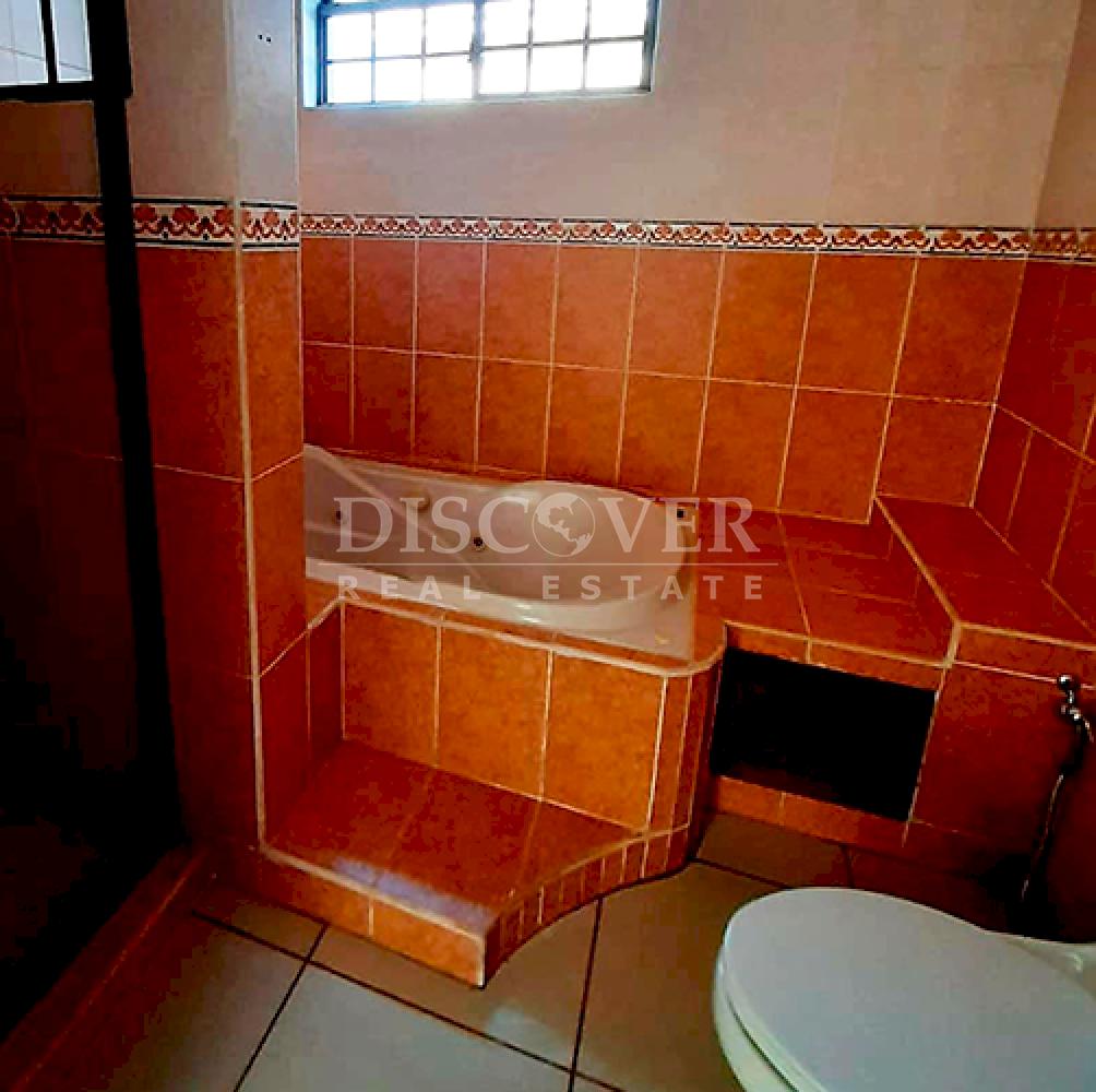  Lake view house for rent in Las Cumbres 