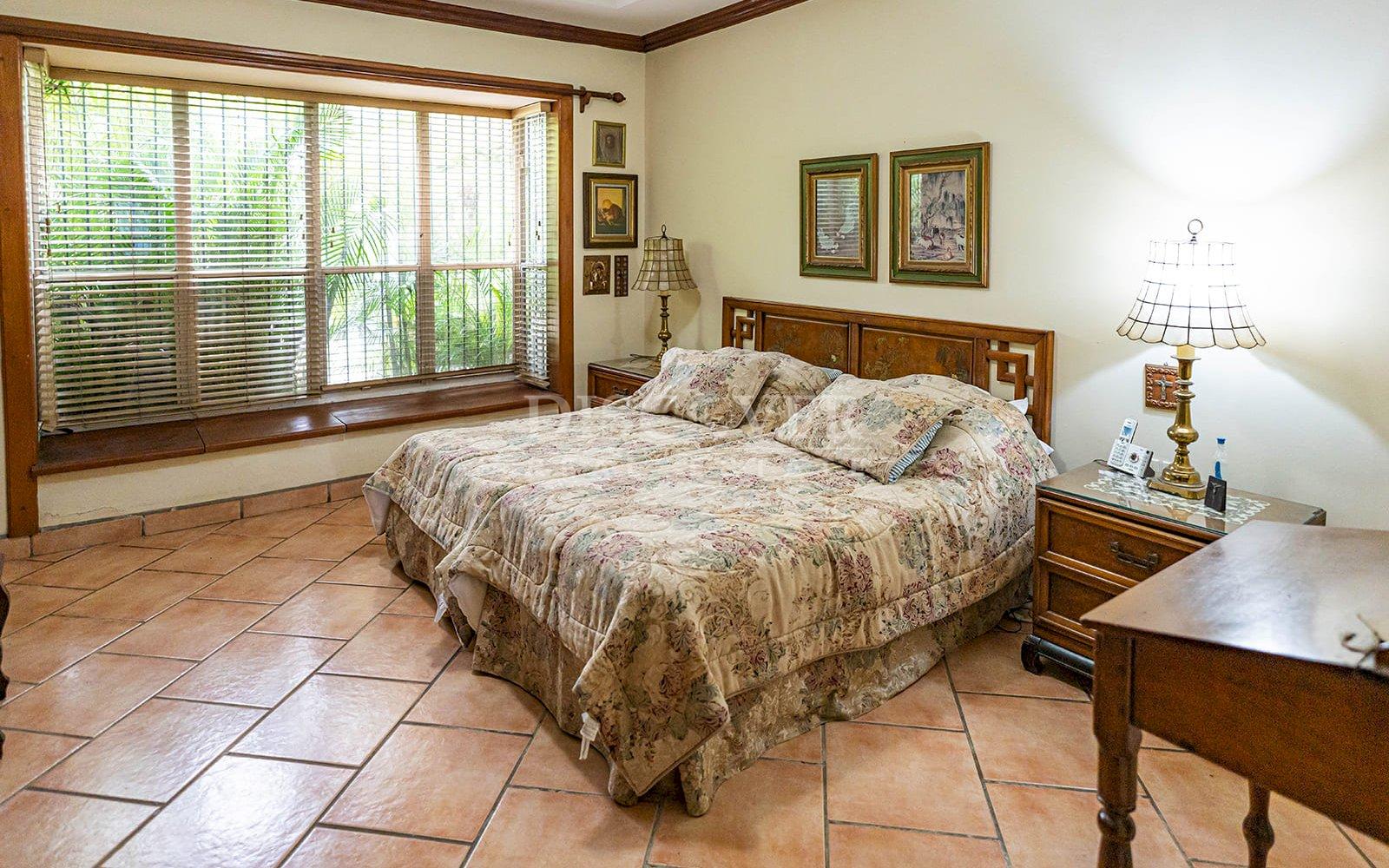  Exceptional Residence for Sale with Panoramic Views and Independent Apartment in Carretera Sur.