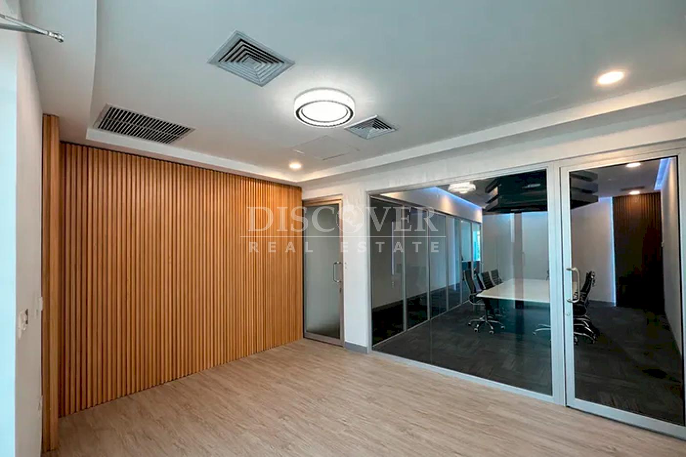 Office spaces for rent in a corporate building on Pista Suburbana