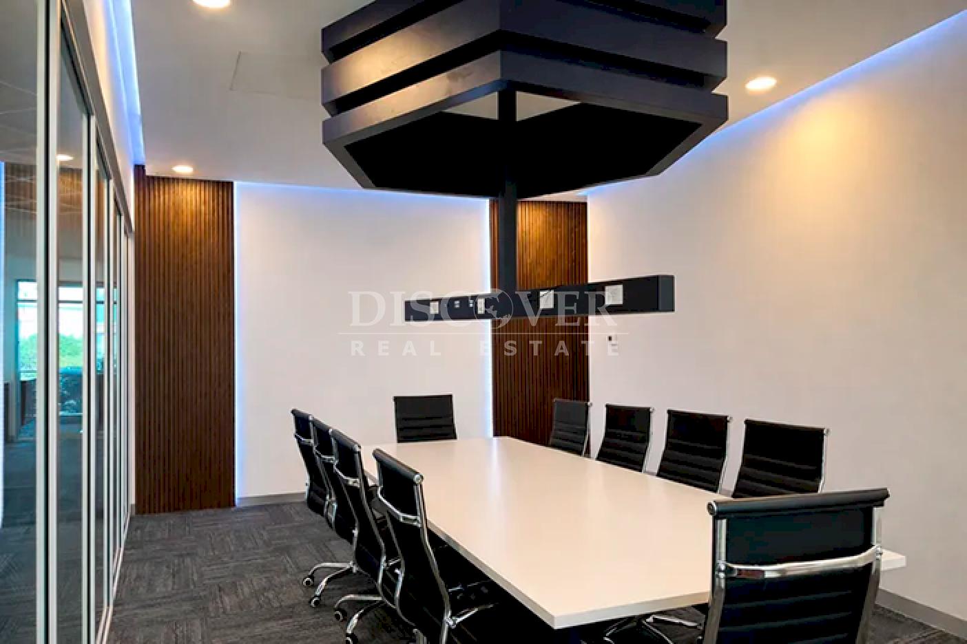 Office spaces for rent in a corporate building on Pista Suburbana
