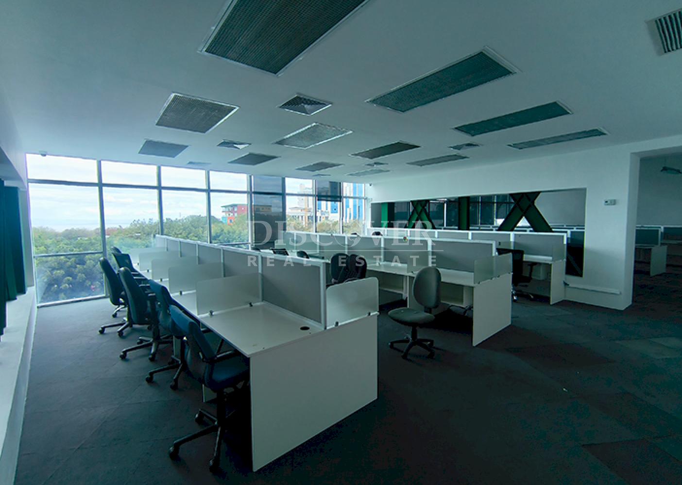 Office spaces for rent in a corporate building on Pista Suburbana