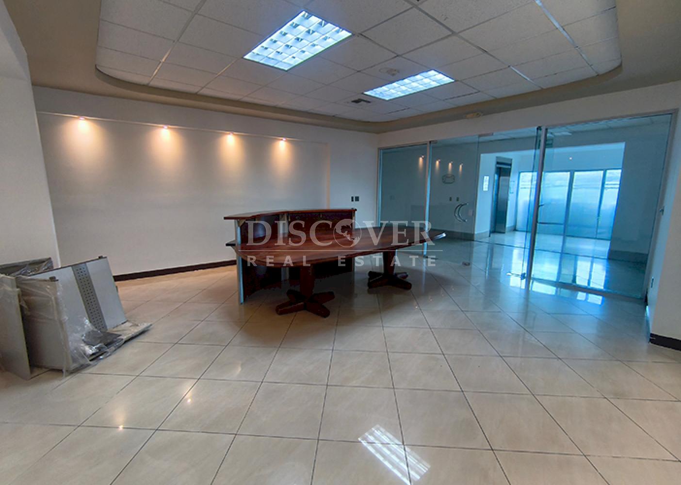 Office spaces for rent in a corporate building on Pista Suburbana