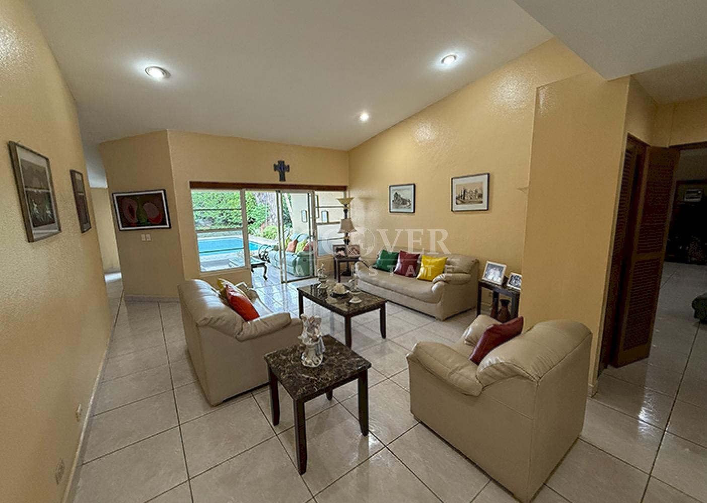  House for sale on Avenida Universitaria Managua 