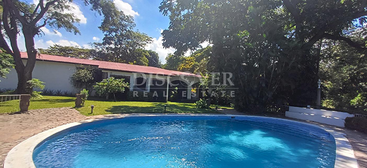  House with pool and tennis court for sale on Carretera Sur