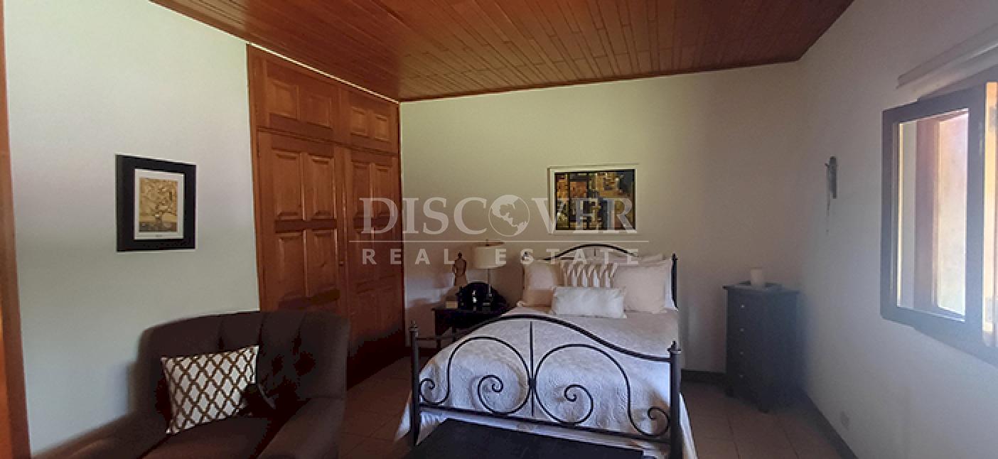  House with pool and tennis court for sale on Carretera Sur