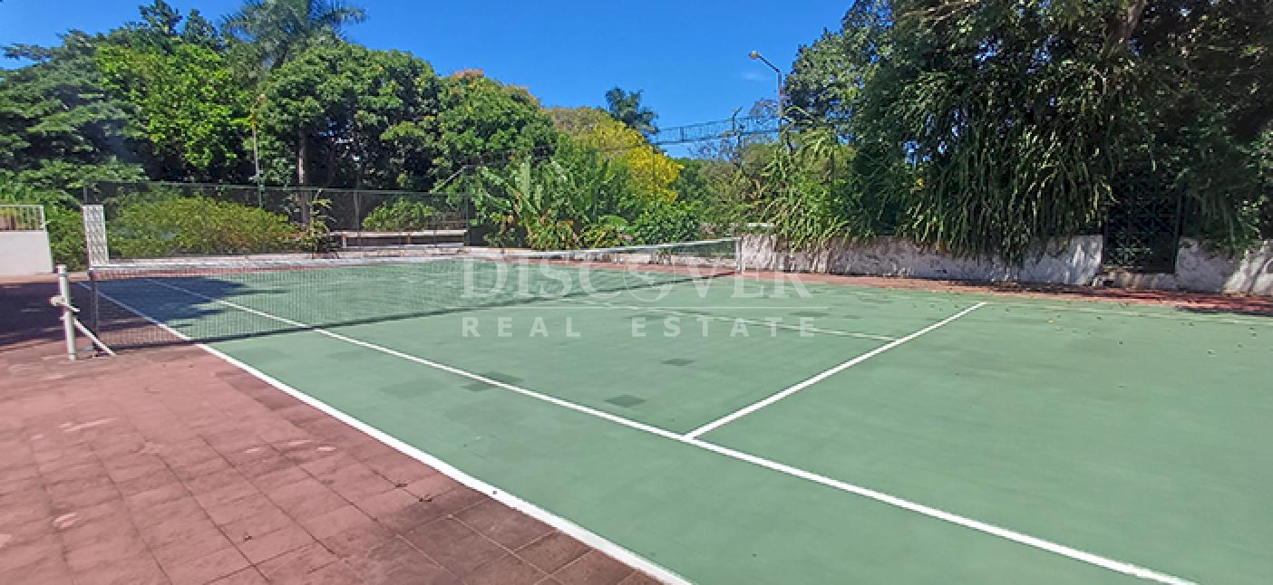 House with pool and tennis court for sale on Carretera Sur