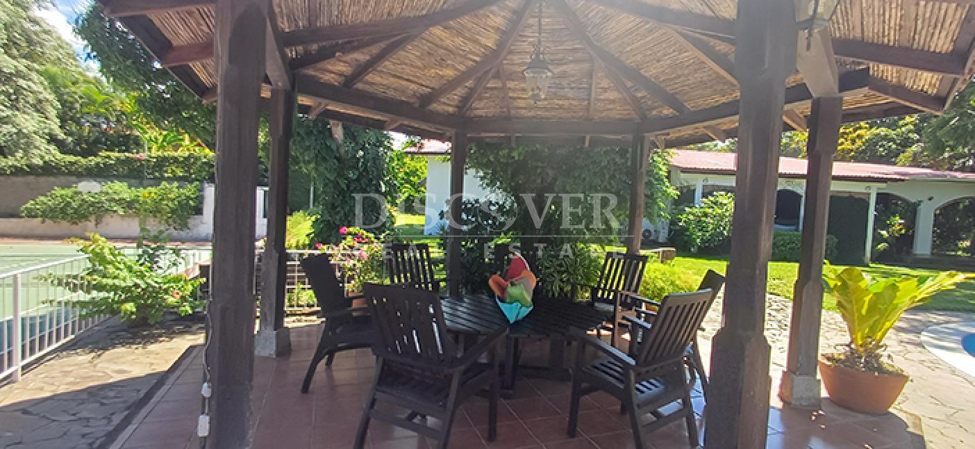  House with pool and tennis court for sale on Carretera Sur