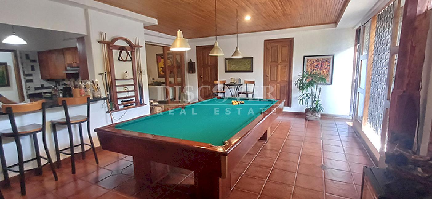  House with pool and tennis court for sale on Carretera Sur