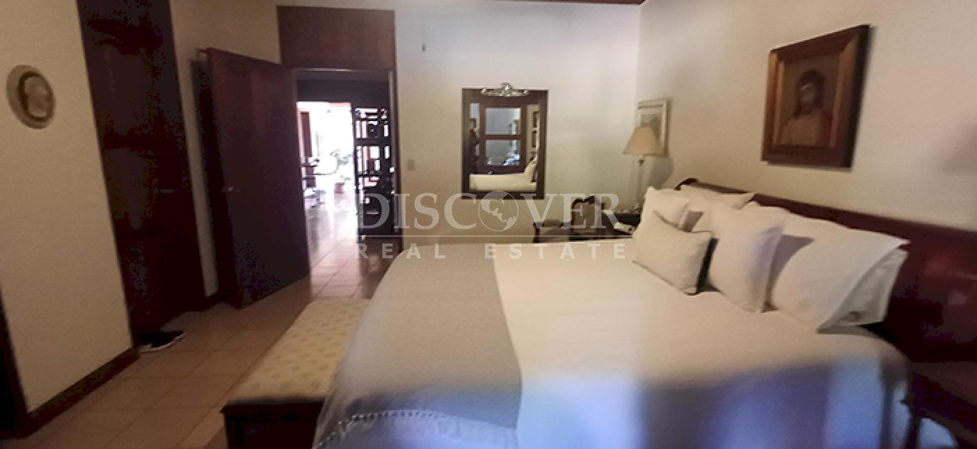  House with pool and tennis court for sale on Carretera Sur