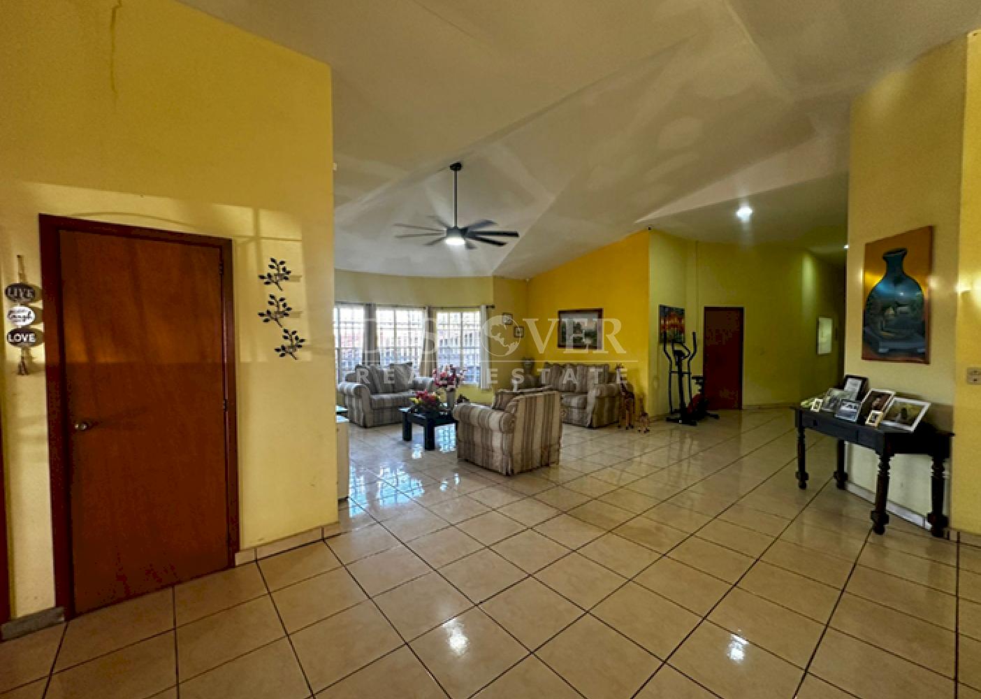  Spacious house for sale on Carretera Vieja to León 