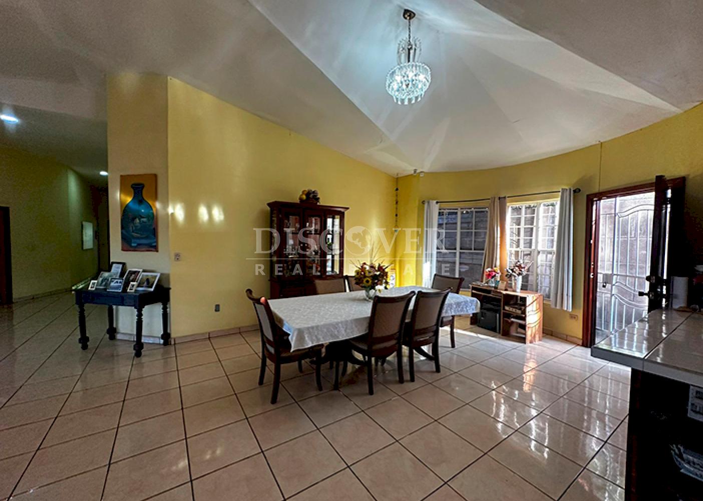  Spacious house for sale on Carretera Vieja to León 