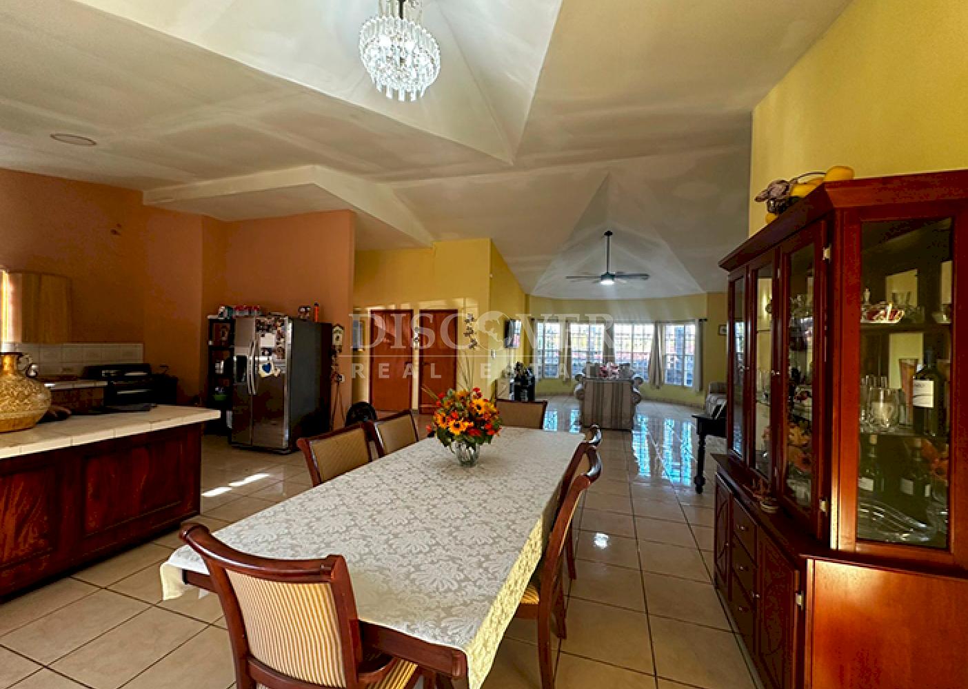  Spacious house for sale on Carretera Vieja to León 