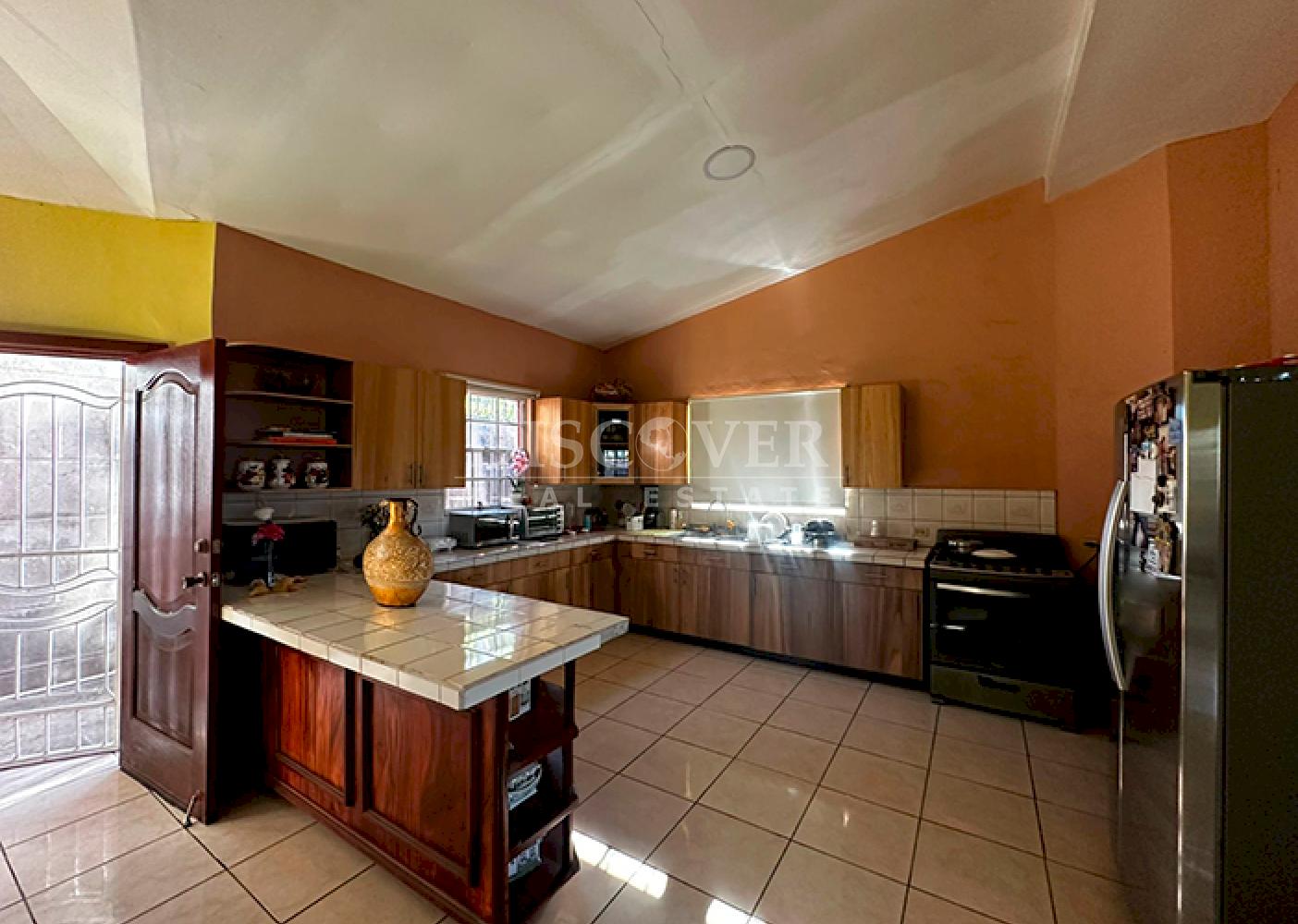  Spacious house for sale on Carretera Vieja to León 