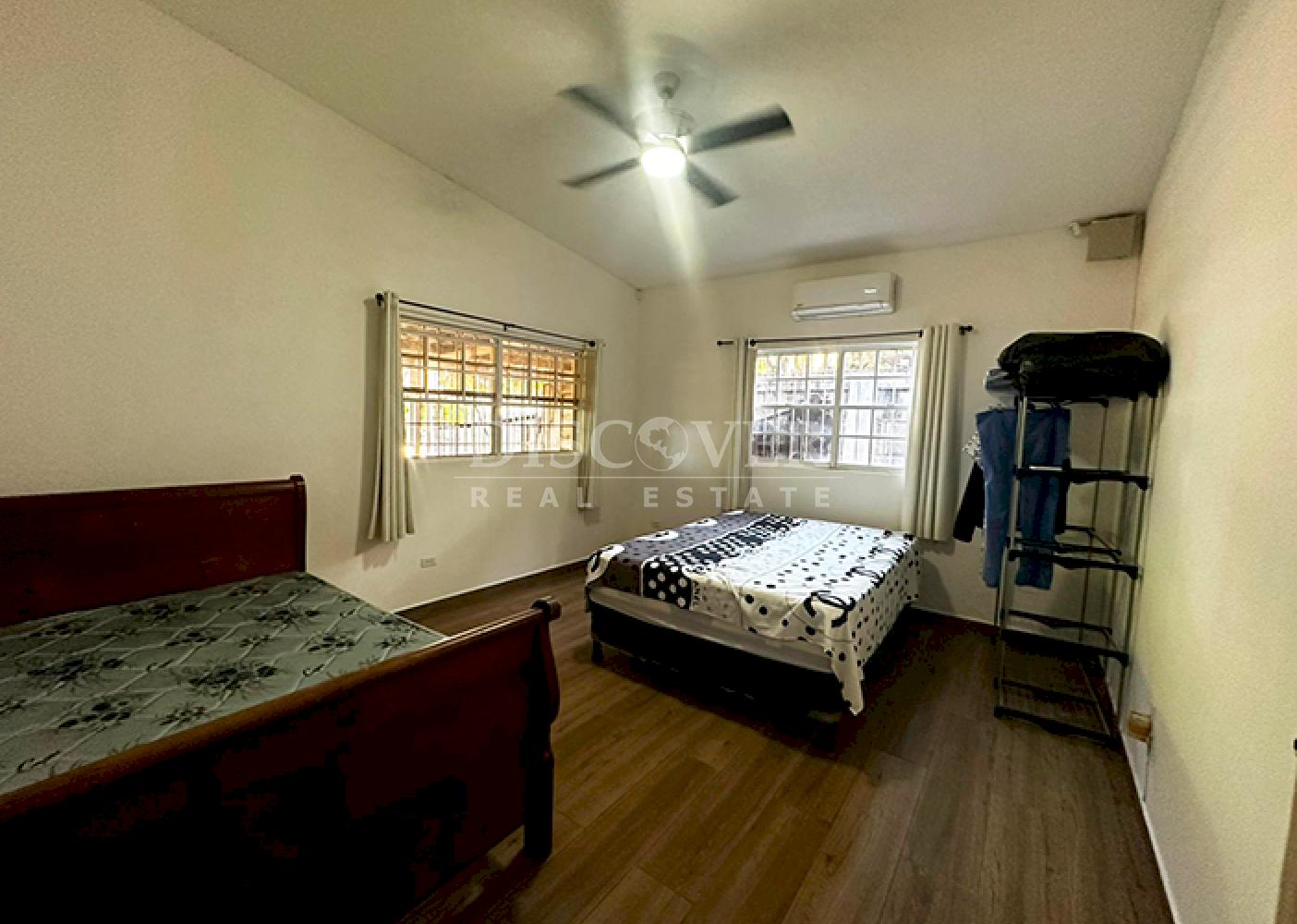  Spacious house for sale on Carretera Vieja to León 