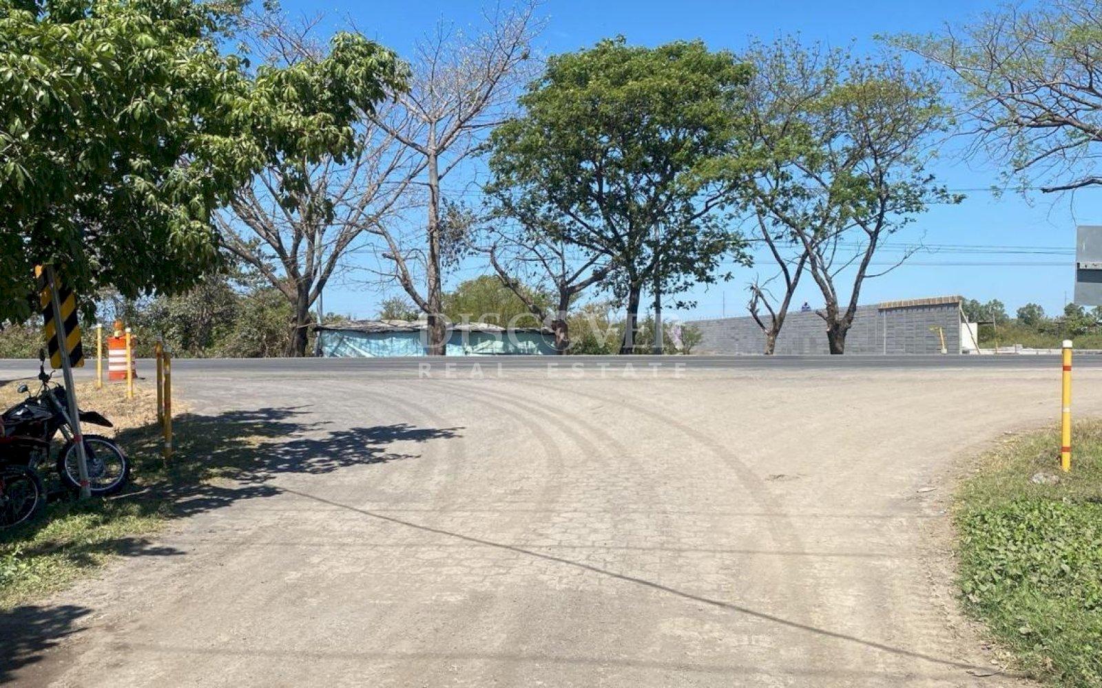 Land for sale and rent opposite the main road in Chinandega