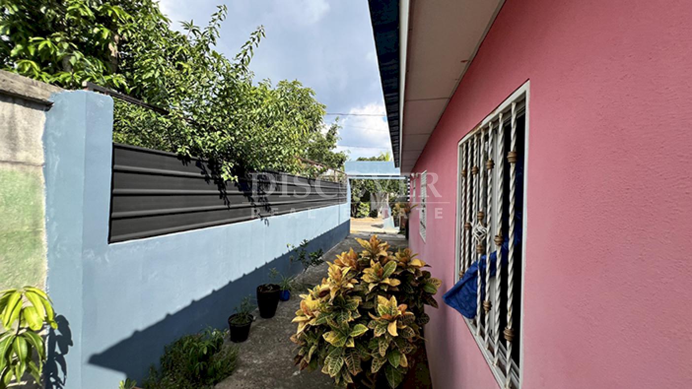 House for sale in residential area on Carretera Nueva to León 