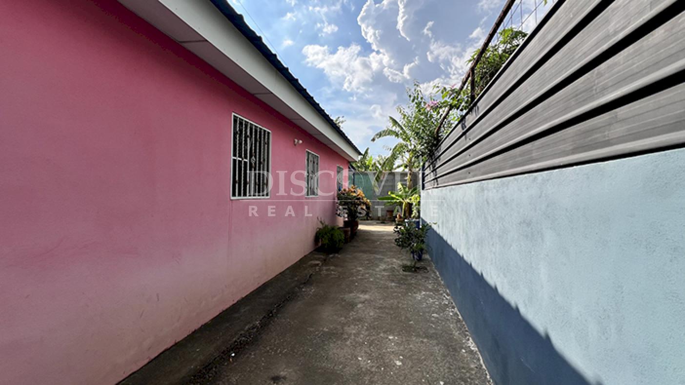 House for sale in residential area on Carretera Nueva to León 