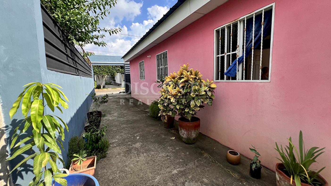 House for sale in residential area on Carretera Nueva to León 