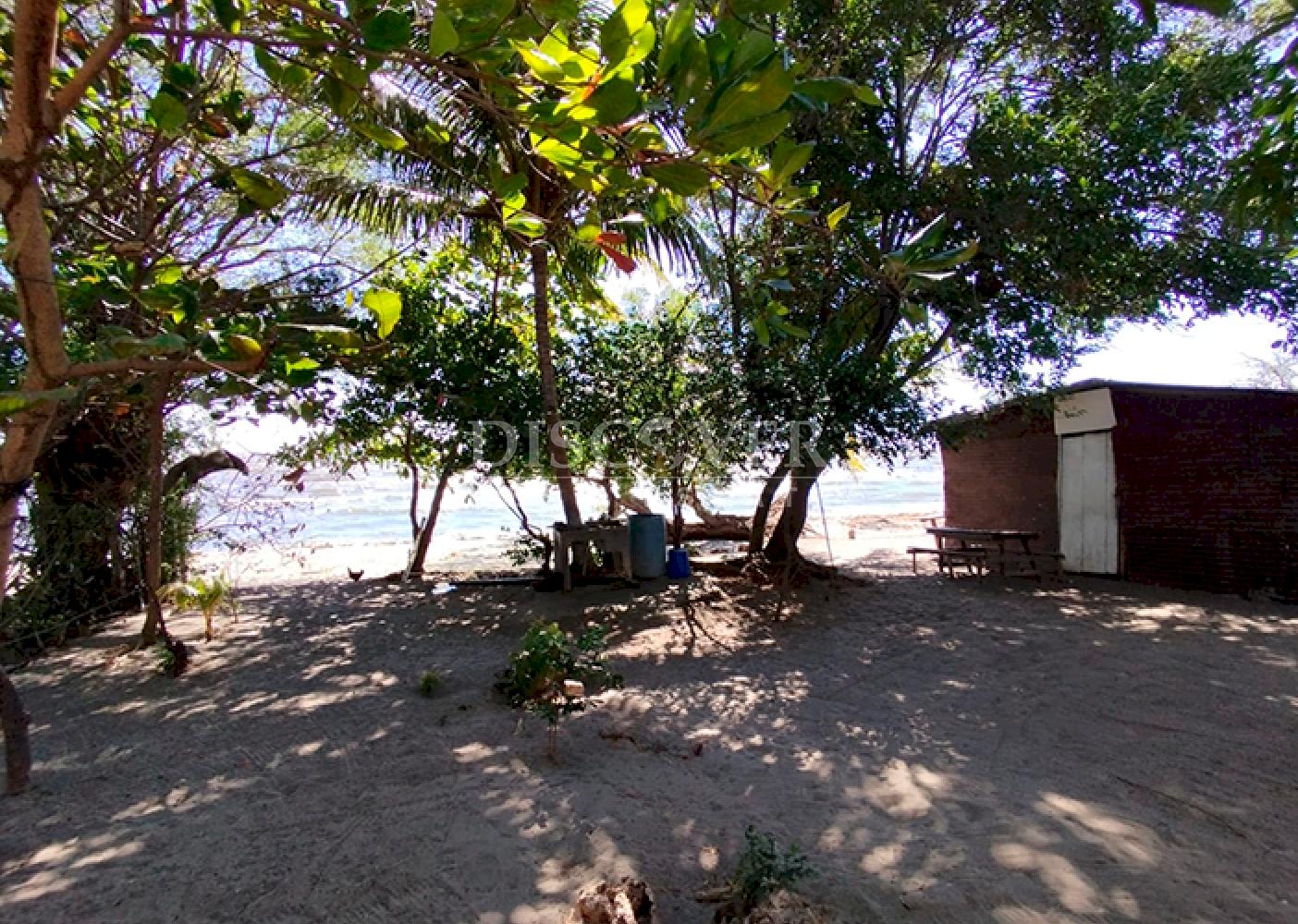 Lakefront house for rent in Granada