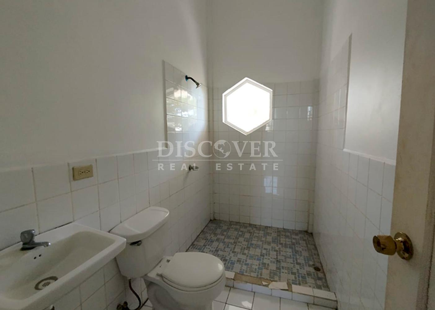 Lakefront house for rent in Granada