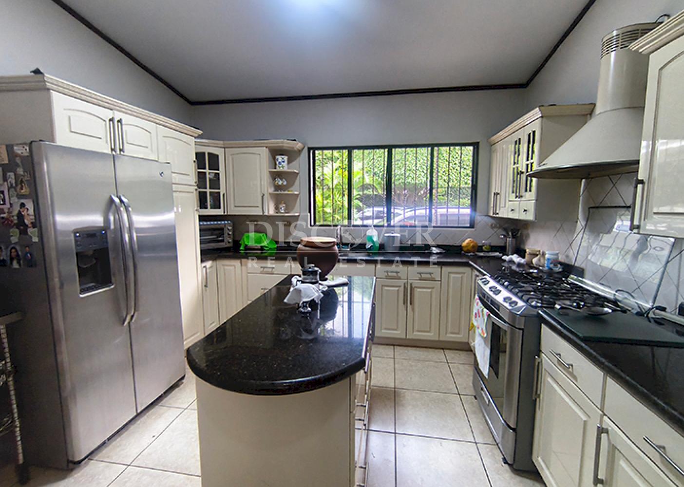 Spacious house for sale in Las Colinas