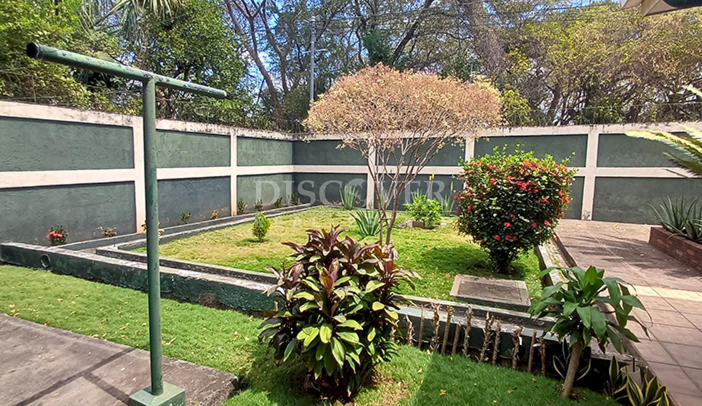  Spacious house for sale on Carretera Sur