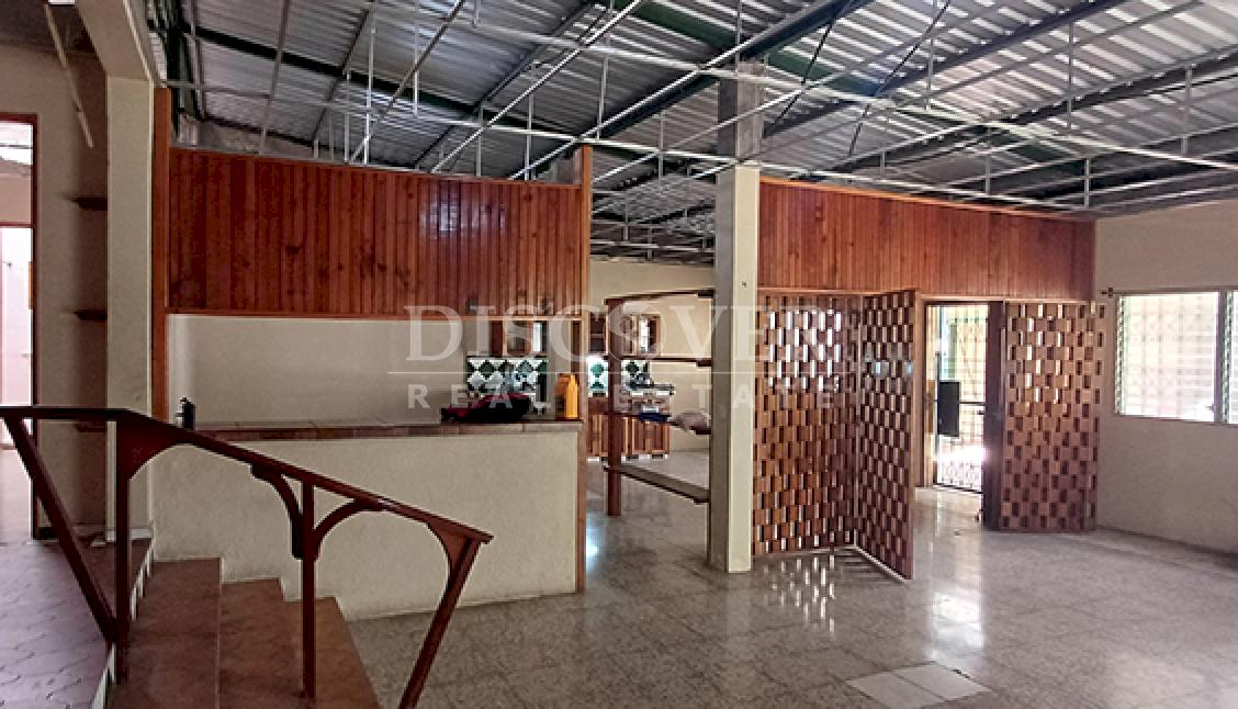  Spacious house for sale on Carretera Sur