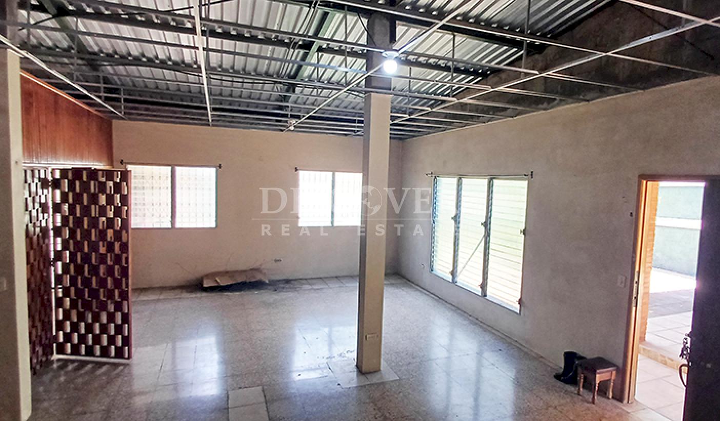  Spacious house for sale on Carretera Sur