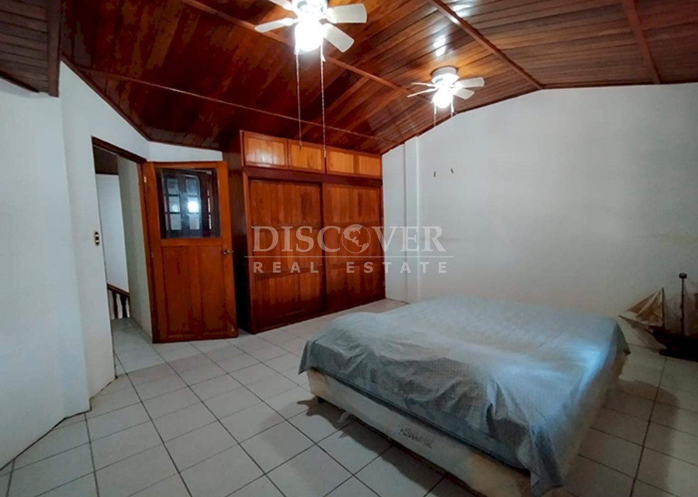 Lake view house for sale in Granada