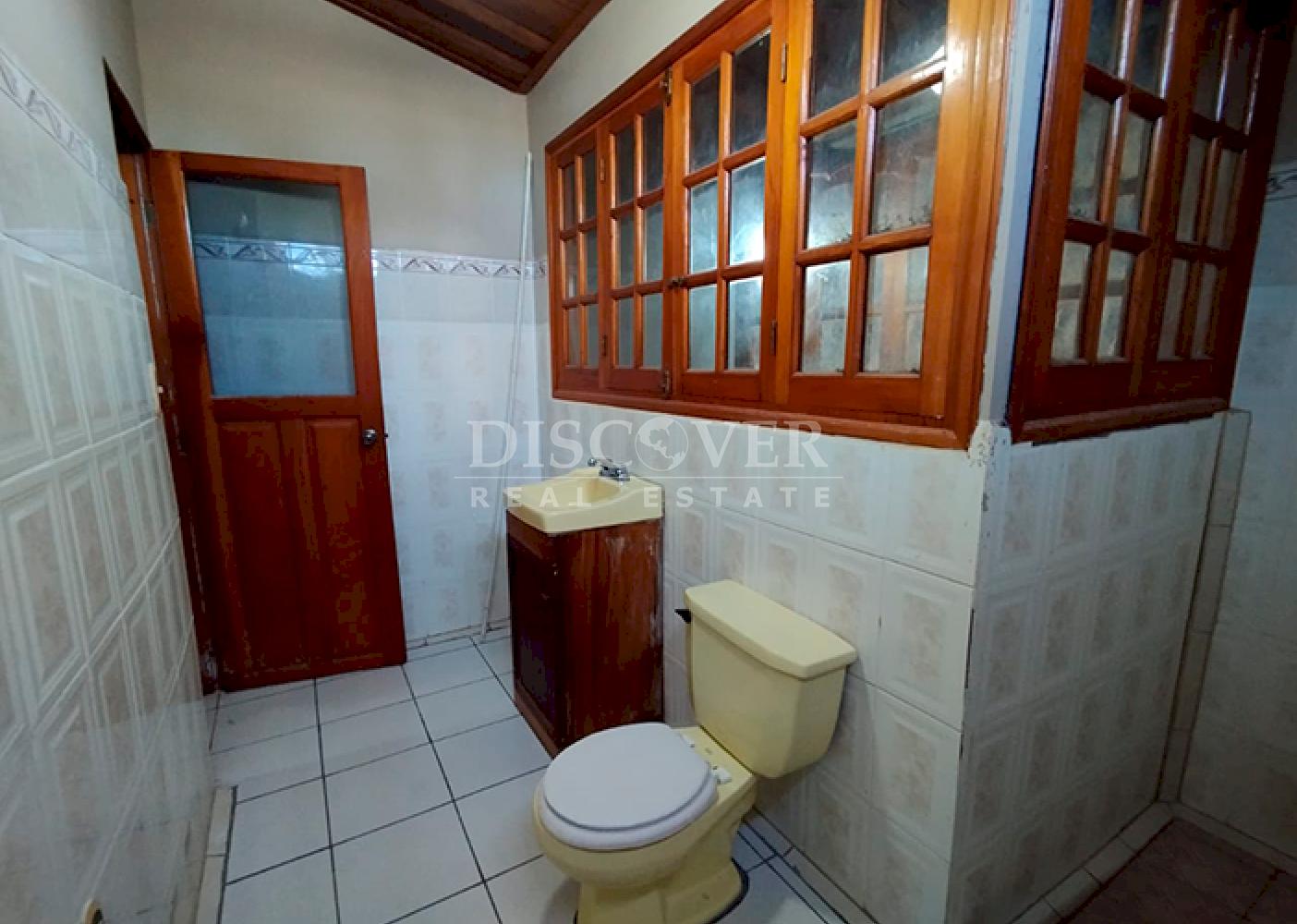 Lake view house for sale in Granada