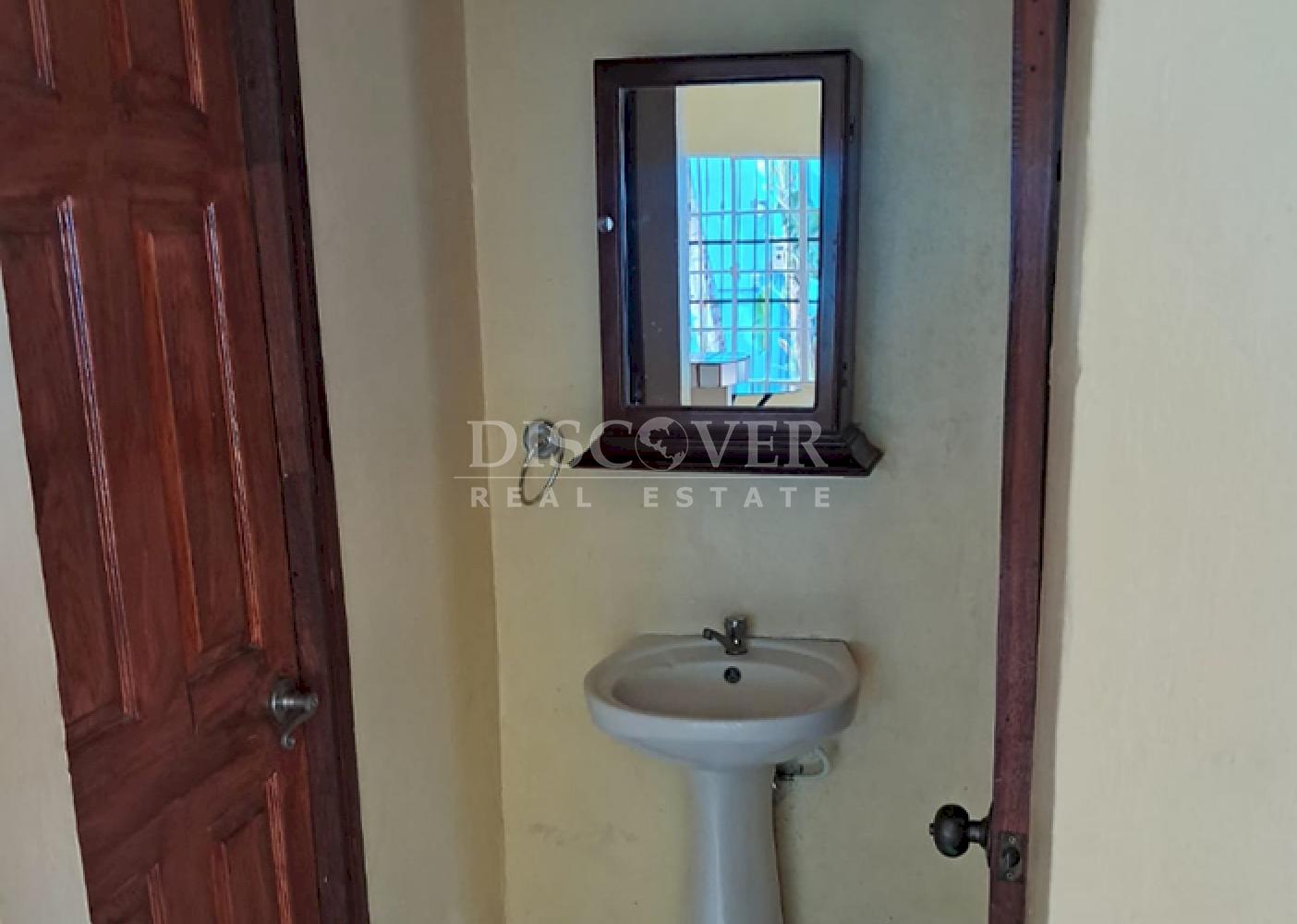 Two-story apartment for rent on the road to Masaya