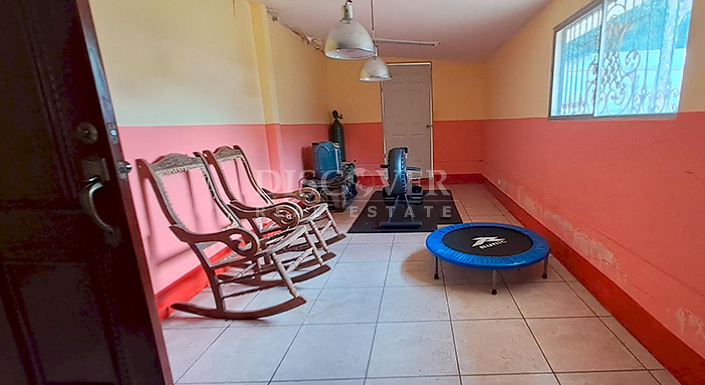  Spacious house with pool for sale on the Carretera a Masaya