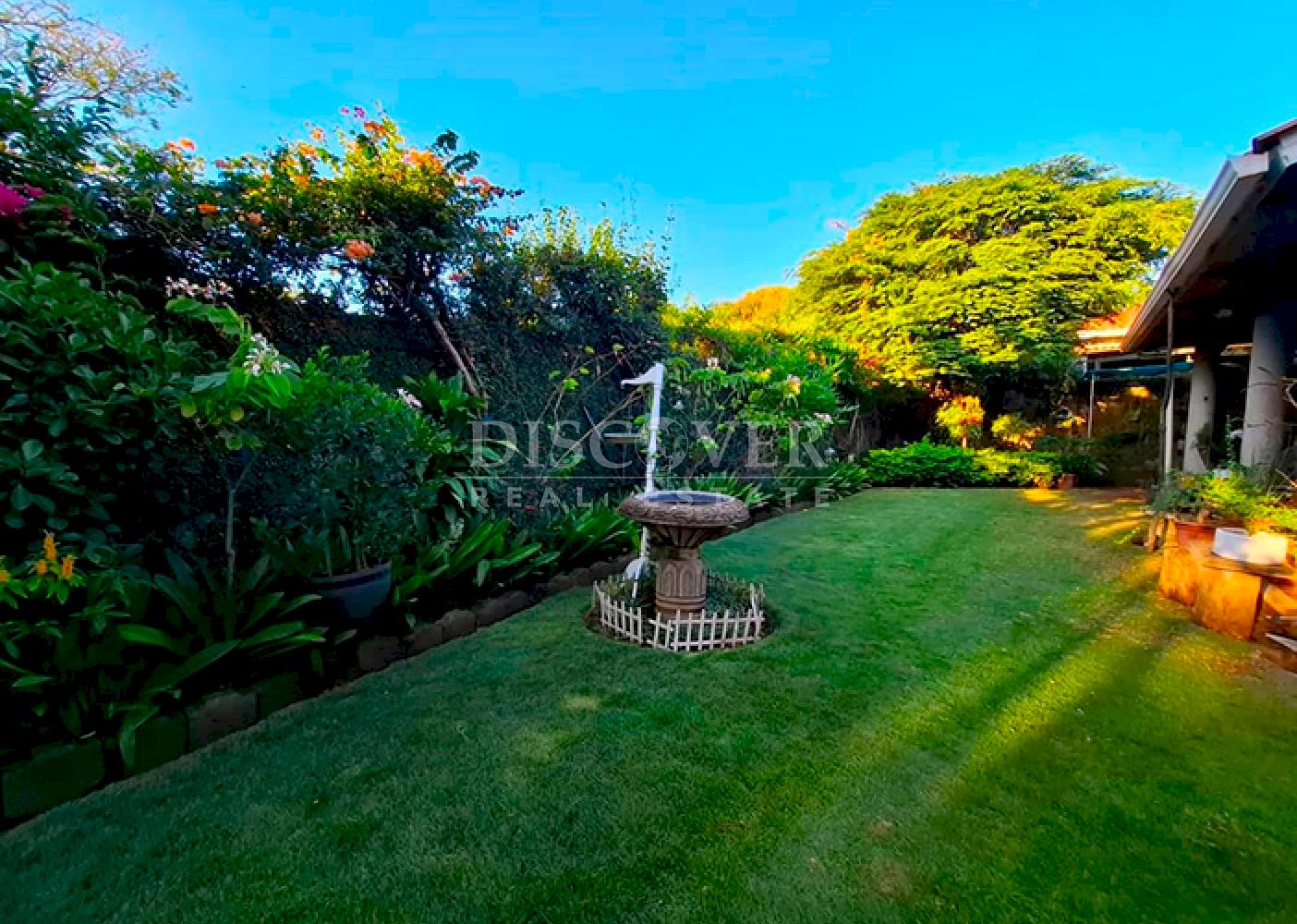 Contemporary-style house for sale or rent on Carretera Sur