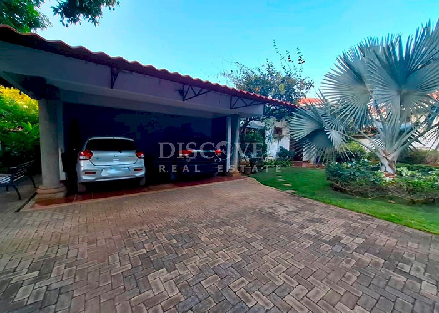 Contemporary-style house for sale or rent on Carretera Sur