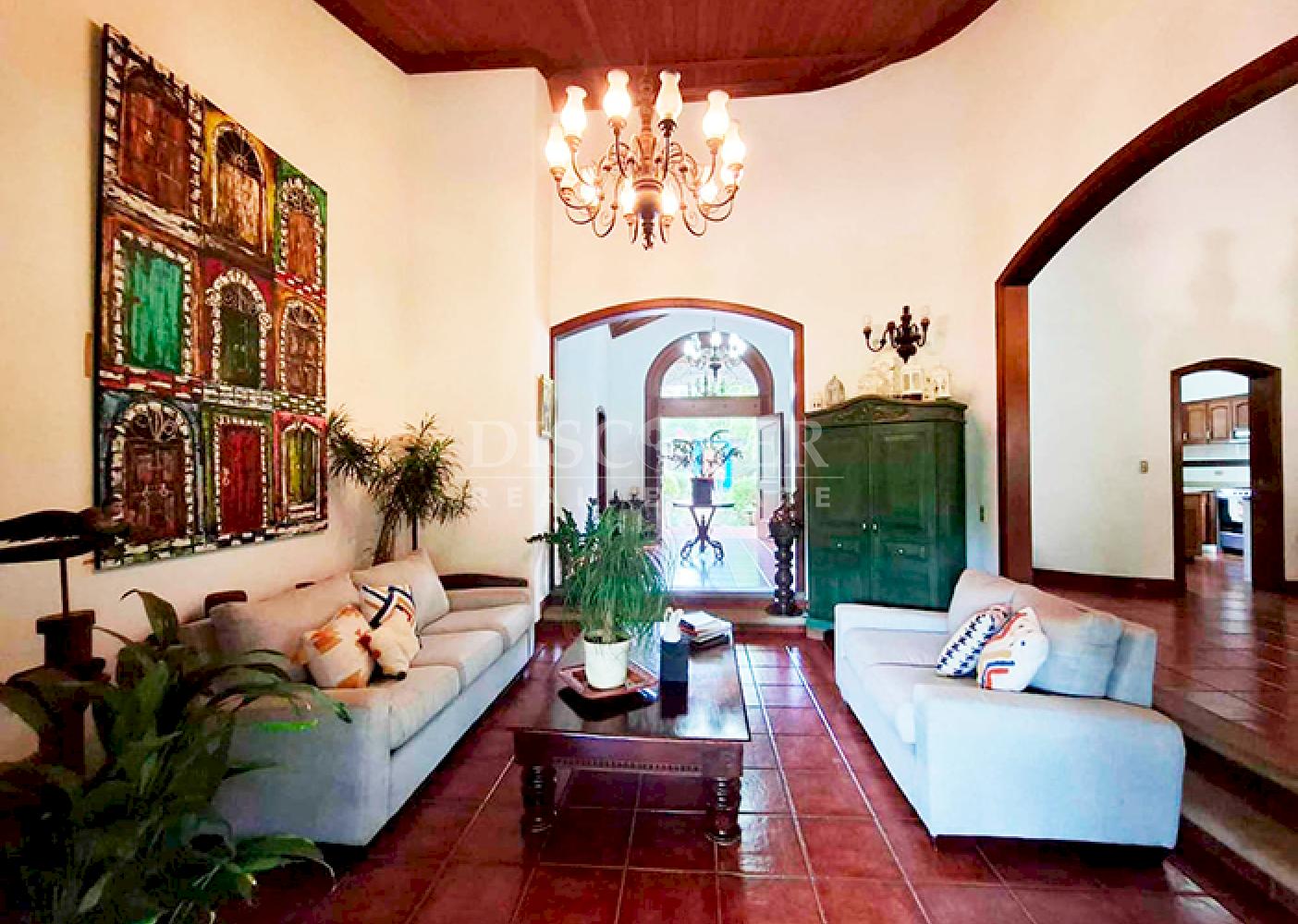 Contemporary-style house for sale or rent on Carretera Sur