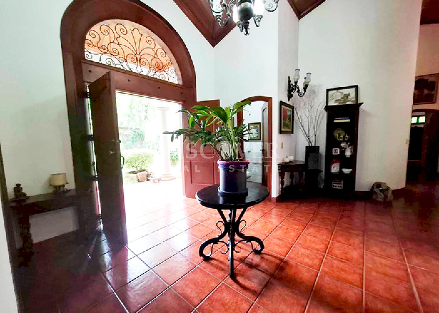 Contemporary-style house for sale or rent on Carretera Sur